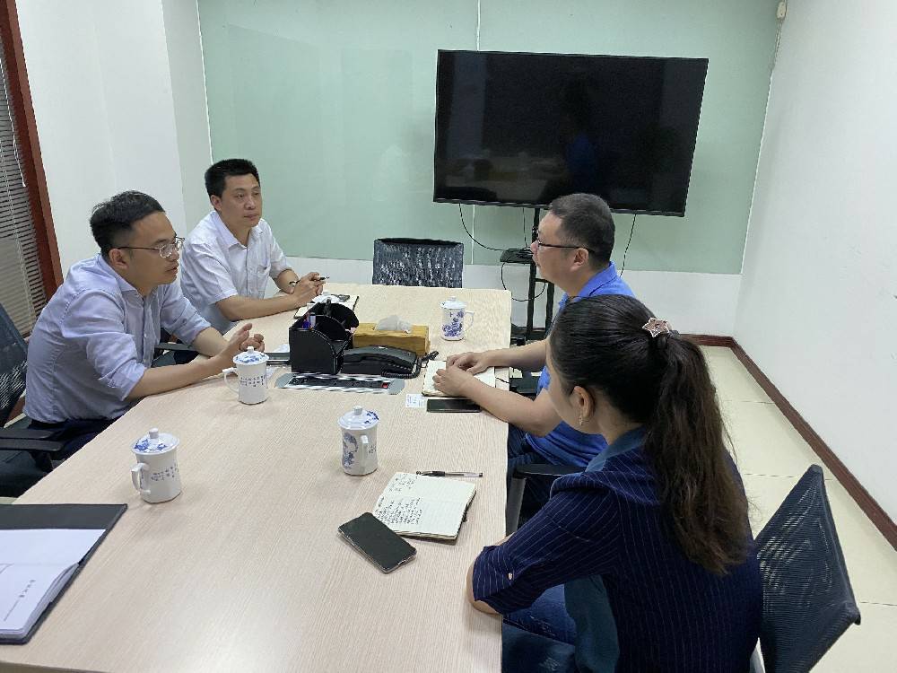 无锡市工信局领导来南京徐昊家庭艺术设计有限公司科技开展“三联三解”活动